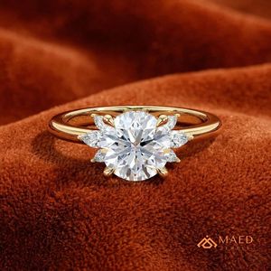 Bague de Fiançailles Classique Solitaire en Moissanite Ronde Plaqué Or avec Sertissage à Griffes, Bijou de Mariage pour Femme, Cadeau Idéal - Product Image 4