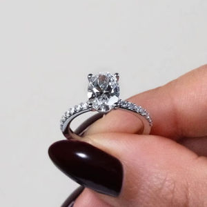 Anillo de Compromiso de Diamante Cultivado en Laboratorio de Corte Brillante Ovalado de Lujo de 3.00 Ct, Banda de Oro Sólido de 18K/14K/10K con Pavé, Joyería Nupcial Minimalista - Product Image 1