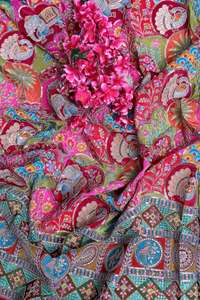 Tela de crepé natural rosa con estampado floral y borde ornamental pesado para material de vestido Kurti de diseñador. - Product Image 4