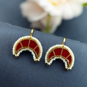 Pendientes de Luna Creciente en Esmalte Rojo Hechos a Mano con Mini Perlas, Chapados en Oro, Joyería Étnica de Diseño - Product Image 1