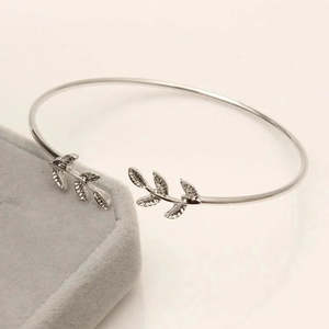 Elegant Vintage Leaf Style Fashion Cuff Bracelet - Product Image 1