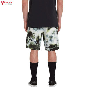 Shorts de sport décontractés pour hommes, style streetwear, logo personnalisé, en toile respirante tricotée unie, haute qualité, fabriqués au Pakistan - Product Image 2