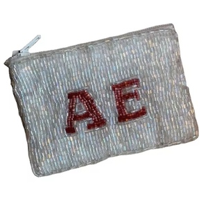 Monedero artesanal con cuentas de semillas y detalles coloridos para mujeres que aman accesorios hechos a mano con personalidad. - Product Image 6