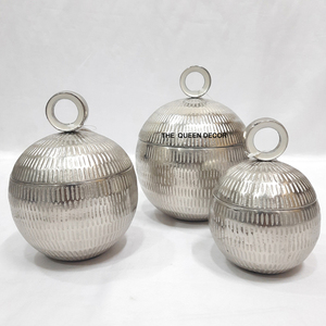 Ensemble de trois boîtes de rangement en aluminium, forme ronde, texture embossée, plaqué argent, avec couvercles à poignée - Product Image 1