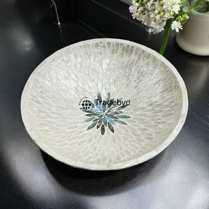 Bol de service décoratif rond de style ange, incrusté de nacre, fabriqué à la main par Tradebyd - Product Image 1