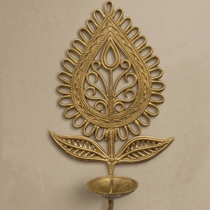 Lampe murale artisanale en laiton Dhokra de style antique, en forme de feuille, pour la décoration traditionnelle indienne et les fêtes. - Product Image 1
