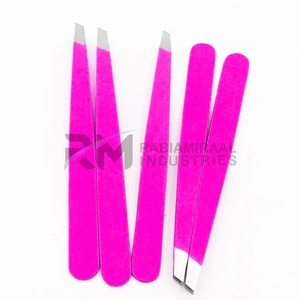 Pinza para cejas RMI Silver Tip personalizada, color rosa oscuro con recubrimiento en polvo y punta angular. - Product Image 3