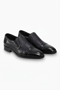 Mocassins pour homme en cuir grainé noir avec embout brillant et emblème doré - Product Image 2