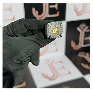 Anillos de Plata de Ley 925 con Diseño Cuadrado en Relieve Estilo Hip Hop, Anillos de Dedo con Moissanita Brillante para Hombre, con un Diseño de Lujo - Product Image 1