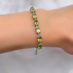 Pulsera ajustable de plata con peridoto genuino en forma ovalada, elegante joya de piedra preciosa verde, regalo de piedra de nacimiento de agosto para mujeres. - Product Image 5