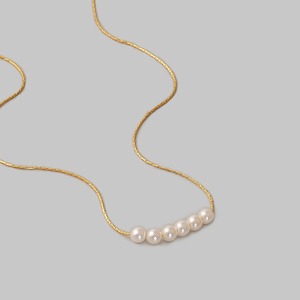 Collier en perles d'eau douce naturelles de style coréen pour femmes, design simple et cool sur une chaîne de clavicule pour accessoire de pull - Product Image 1