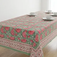 Nappe à motifs floraux verts imprimés à la main sur tissu vert sauge avec fleurs roses et bordure décorative