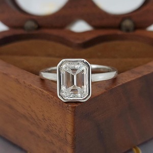 Bague de fiançailles de luxe unique en or massif 14 carats avec diamant de laboratoire taille émeraude 2 carats, sertissage clos, certifiée IGI, solitaire - Product Image 1