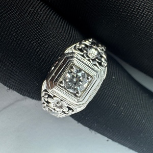 Anillo de Diamante Cultivado en Laboratorio en Oro Blanco de 10K |   Anillo de Compromiso Floral - Product Image 5
