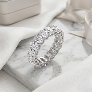 Bague éternité ovale sertie de pierres de 3,80 carats au total - Product Image 3