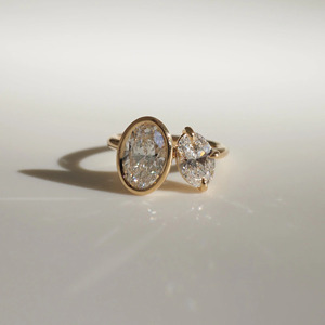 Bague de fiançailles de luxe Toi et Moi en diamant de laboratoire avec coupe ovale personnalisable en or jaune et bijoux fins - Product Image 1