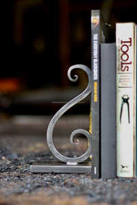 Serre-livres en métal de haute qualité au design vintage moderne, parfaits pour l'organisation de bureau de luxe et la décoration de bureau élégante - Product Image 3