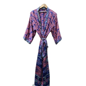 Kimono largo de seda vintage hecho a mano en India, ecológico, con cuentas, diseño único en morado y dorado, para mujer, transpirable, para verano. - Product Image 1