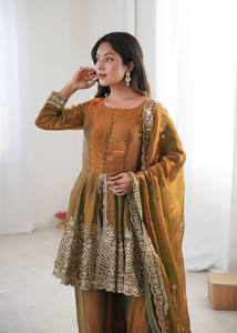 Kurti, Plazzo y Dupatta de Seda Suave Exclusivos con Trabajo Manual, Fabricante de la India a la Tarifa Más Baja - Product Image 4