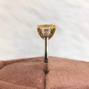 Bague de fiançailles en or blanc 10K massif, sertie d'un diamant CZ jaune canari taille Asscher avec découpe trapézoïdale latérale, double griffe taille Asscher - Product Image 5