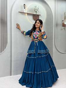Ensemble festif Garba Ready en coton, comprenant Choli, Lehenga, Gamthi, Koti, avec ornements en miroir, Sikka, dentelle et ruban, et jupe évasée de neuf mètres (IZN 120)DC - Product Image 3