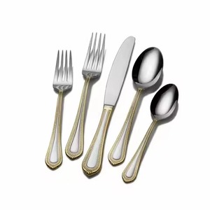Ensemble de couverts en acier inoxydable de qualité supérieure, conçu pour des repas élégants et une présentation de table raffinée - Product Image 3