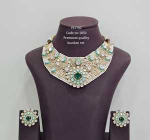 Ensemble de collier choker Kundan de qualité supérieure plaqué or avec pierres en zircon cubique et perles Moti, bijoux de mariage pour femmes - Product Image 4