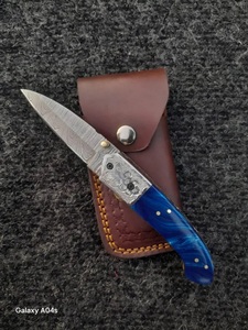 Couteau pliant artisanal en acier Damas de qualité industrielle avec manche en Santal et étui en cuir pour le camping en plein air - Product Image 5