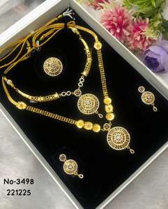 Collier ethnique indien plaqué or à plusieurs rangs avec pendentif circulaire - Product Image 1