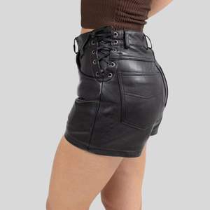 Shorts en cuir noir taille mi-haute pour femme, détails boutonnés, style décontracté chic, coupe ajustée, séchage rapide, anti-plis, tendance et moderne - Product Image 3