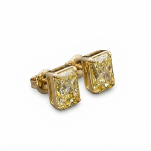 Élégantes boucles d'oreilles clous en or 18 carats pour femme, légères, pour usage quotidien et soirées, bijoux en diamant au design élégant, prêtes à offrir, finition brillante - Product Image 3