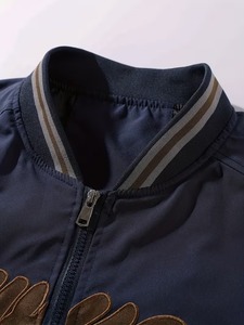 ผู้ผลิต OEM เสื้อแจ็คเก็ตวาร์ซิตี้สีน้ำเงินกรมท่าคุณภาพพรีเมียมสำหรับผู้ชาย พร้อมซิปแขนเสื้อสีน้ำตาล ปักโลโก้ได้ตามต้องการ สไตล์สตรีทแวร์ - Product Image 2