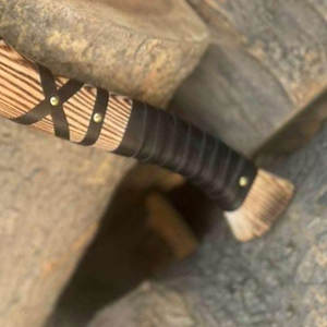 Hache à barbe de style industriel d'inspiration nordique de haute qualité avec manche en bois sculpté et tête en acier détaillée pour collection et exposition - Product Image 5