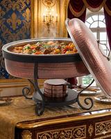 Chauffe-plat rond de luxe en cuivre avec finition martelée, support en métal noir durable pour hôtels, restaurants et traiteurs au meilleur prix