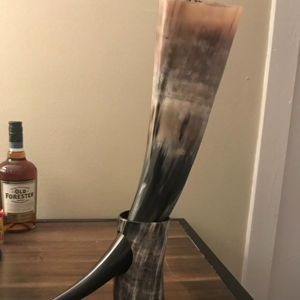 Cuerno para beber de cuerno de búfalo tallado a mano, diseño vikingo, para hidromiel y cerveza, artesanía natural de la India, venta al por mayor. - Product Image 1