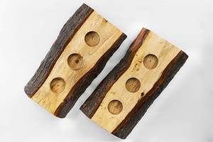 Centre de table en bois massif avec trois bougies chauffe-plat espacées uniformément, intégrées dans du bois naturel à bord vif et organique. - Product Image 2