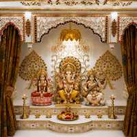 Temple domestique traditionnel en marbre artisanal, finition or blanc, Mandir de Pooja design, sculpture complexe, unité de prière hindoue haut de gamme