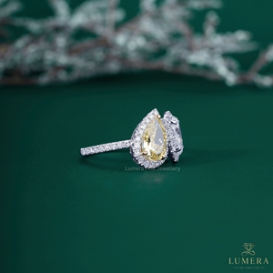 Bague Toi et Moi Bicolore en Or Blanc 18K avec Diamants Fantaisie Jaune Poire et Ovale, Halo de Diamants, Bague de Fiançailles et Alliance Double Pierre - Product Image 4