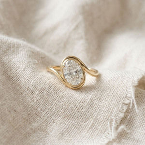 Bague solitaire ovale en diamant de laboratoire, plaqué or 18 carats, avec bande torsadée et sertissage demi-cerclage à griffes, pour mariage, anniversaire, fiançailles - Product Image 3