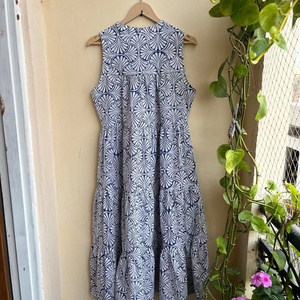 Robe maxi indienne avec volants, imprimé à la main, style vintage, col rond, sans manches, imprimé floral, tenue décontractée, robe maxi longue - Product Image 1