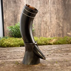 Jarra de Cuerno Vikinga Grabada a Mano y Personalizada, Hecha con Cuerno Genuino de Búfalo y Vaca, para Cerveza y Hidromiel - Product Image 2