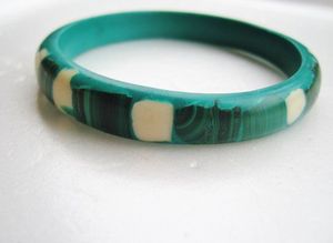 Bracelet en résine fait main, forme ronde, motif rayé orange, noir et blanc, accessoire de bijouterie artistique de collection - Product Image 3