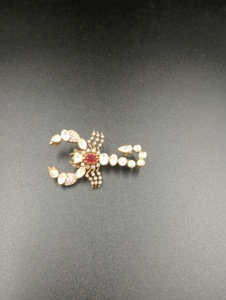 Broche de Plata Chapado en Oro con Forma de Insecto y Cristales de Estrás en Corte Pera, Accesorio de Moda para Mujer, Regalo - Product Image 4