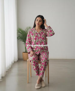 Ensemble de pyjama en coton tissé imprimé à la main, motif floral rose, élégant et luxueux, col rabattu, fermeture boutonnée, 100% coton respirant de qualité supérieure - Product Image 2