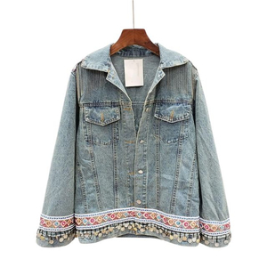 Blousons courts en jean délavé tendance européens et américains, coupe ajustée, bleu mode pour femme, denim à bords bruts et trous bleus - Product Image 1