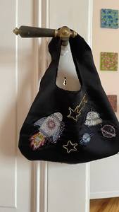 Sac fourre-tout élégant pour femmes, conçu par des designers, avec broderie perlée, pour un style tendance au quotidien - Product Image 3