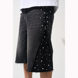 Shorts en jean noir premium pour homme, personnalisés avec strass, ourlet brut, fermeture éclair latérale, style streetwear, confort et style réunis - Product Image 6
