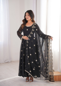 Robe Anarkali intemporelle en Georgette avec broderie de sequins, pantalon évasé coordonné de quatre et demi mètres, et dupatta ornée pour femme - Product Image 4