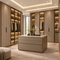 Système de dressing intégré en cuir avec îlot de rangement vitré pour projets résidentiels de luxe