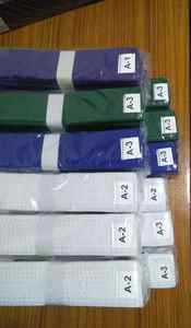 Fabricant de ceintures BJJ personnalisées, coutures durables, 100% coton, 220g, légères, disponibles dans toutes les couleurs de ceintures : blanc, bleu - Product Image 3